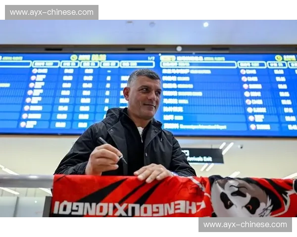 约翰·阿洛伊西正式加盟成都蓉城，兄弟对决成新赛季看点